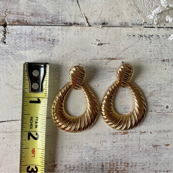Gold Oval Hoop Detailed Earrings - Picture 6 of 16